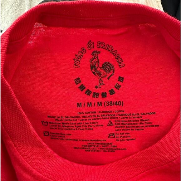 NWT Tuong Ot Sriracha Mens Red Hot Chili Sauce Short Sleeve T-Shirt size Medium - Picture 5 of 6